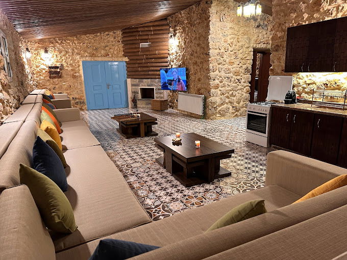 Chalet with Private Pool – Sejoud Jezzine