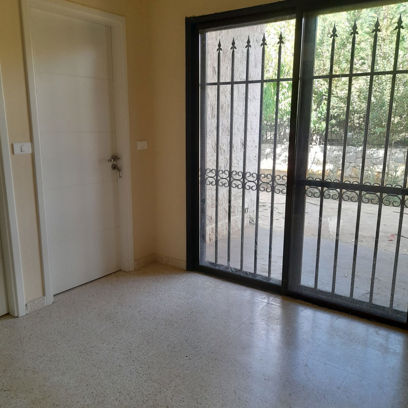 Third Floor Apartment in a Building – Mtein, Zaarour