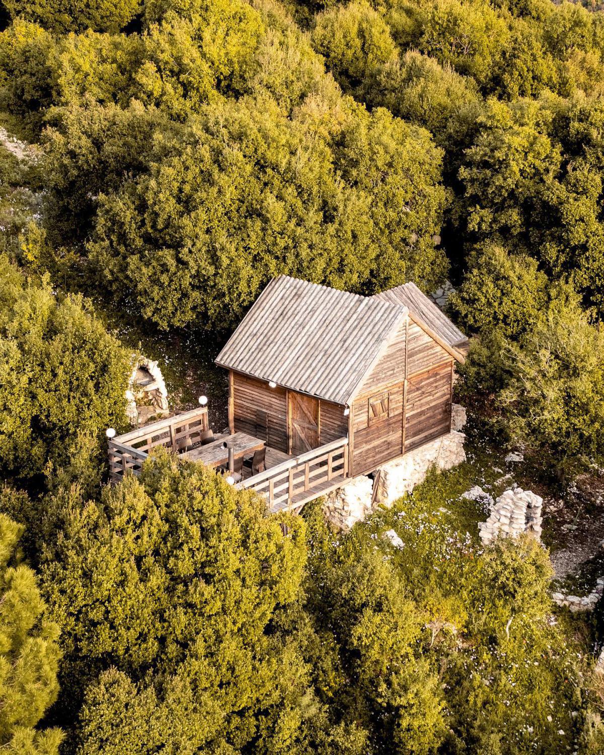 شاليه خشبي صغير بمنتجع – نمورة, جبيل