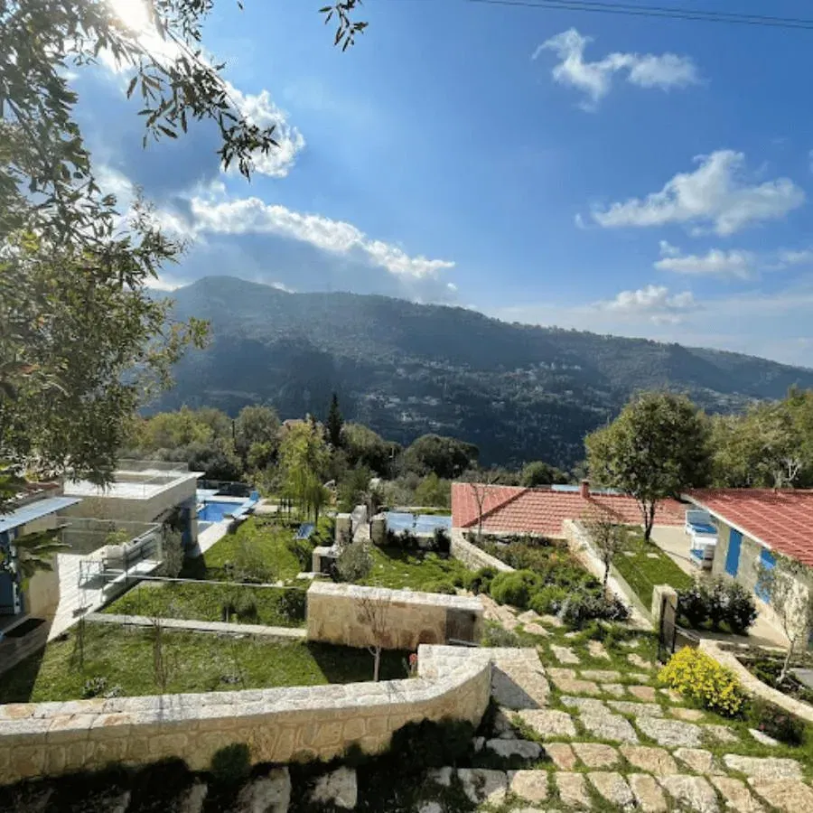 Dahlia Chalet in a Resort – Fatre, Jbeil