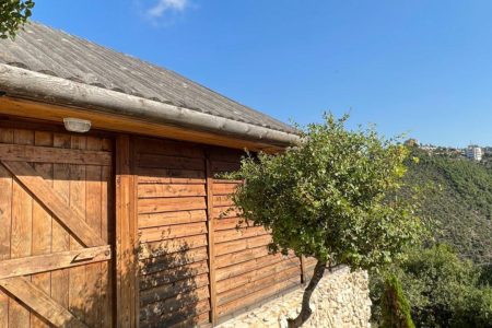 شاليه خشبي كبير بمنتجع – نمورة, جبيل