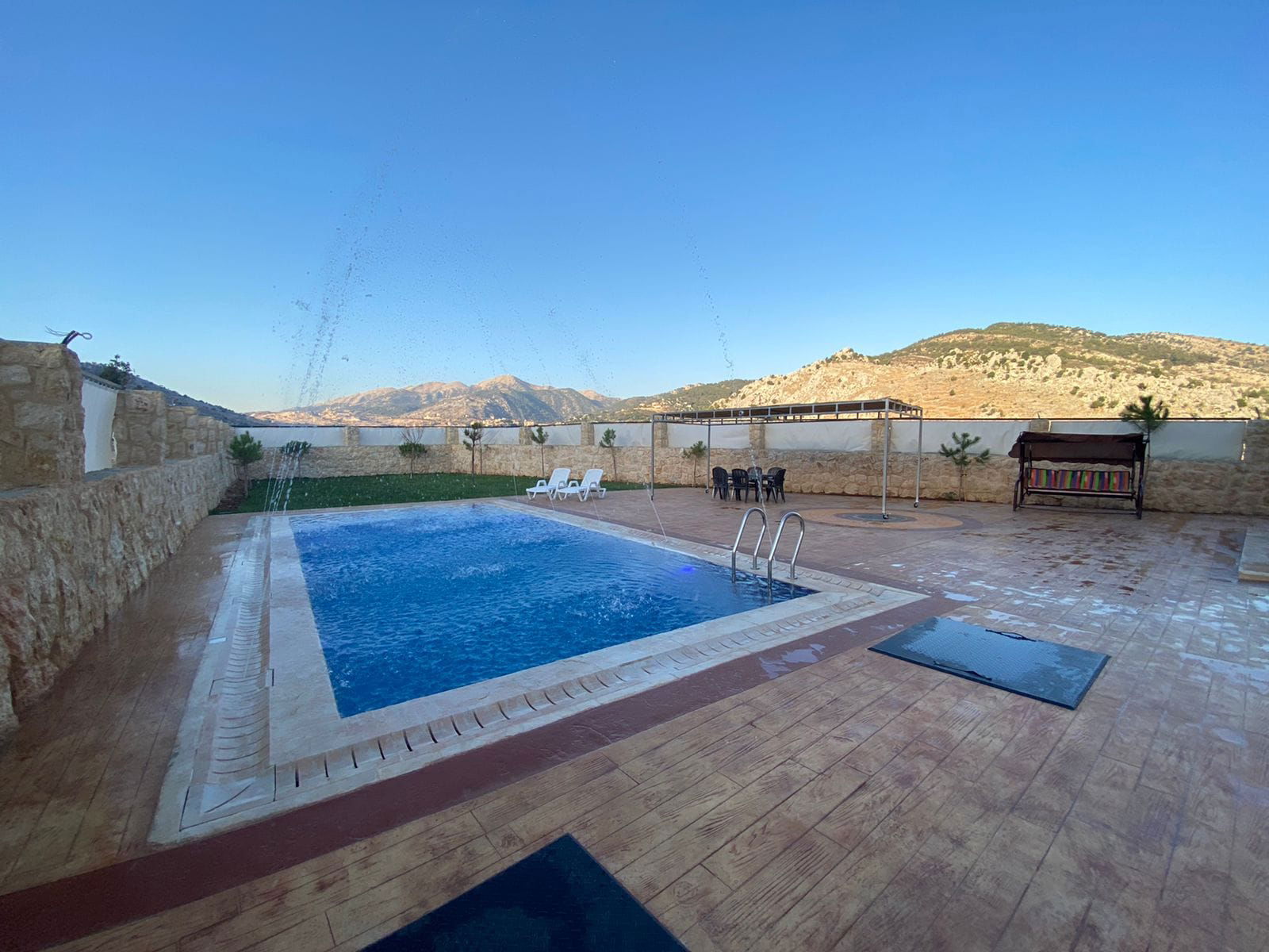 Chalets with Private Pool – Kfarhouna