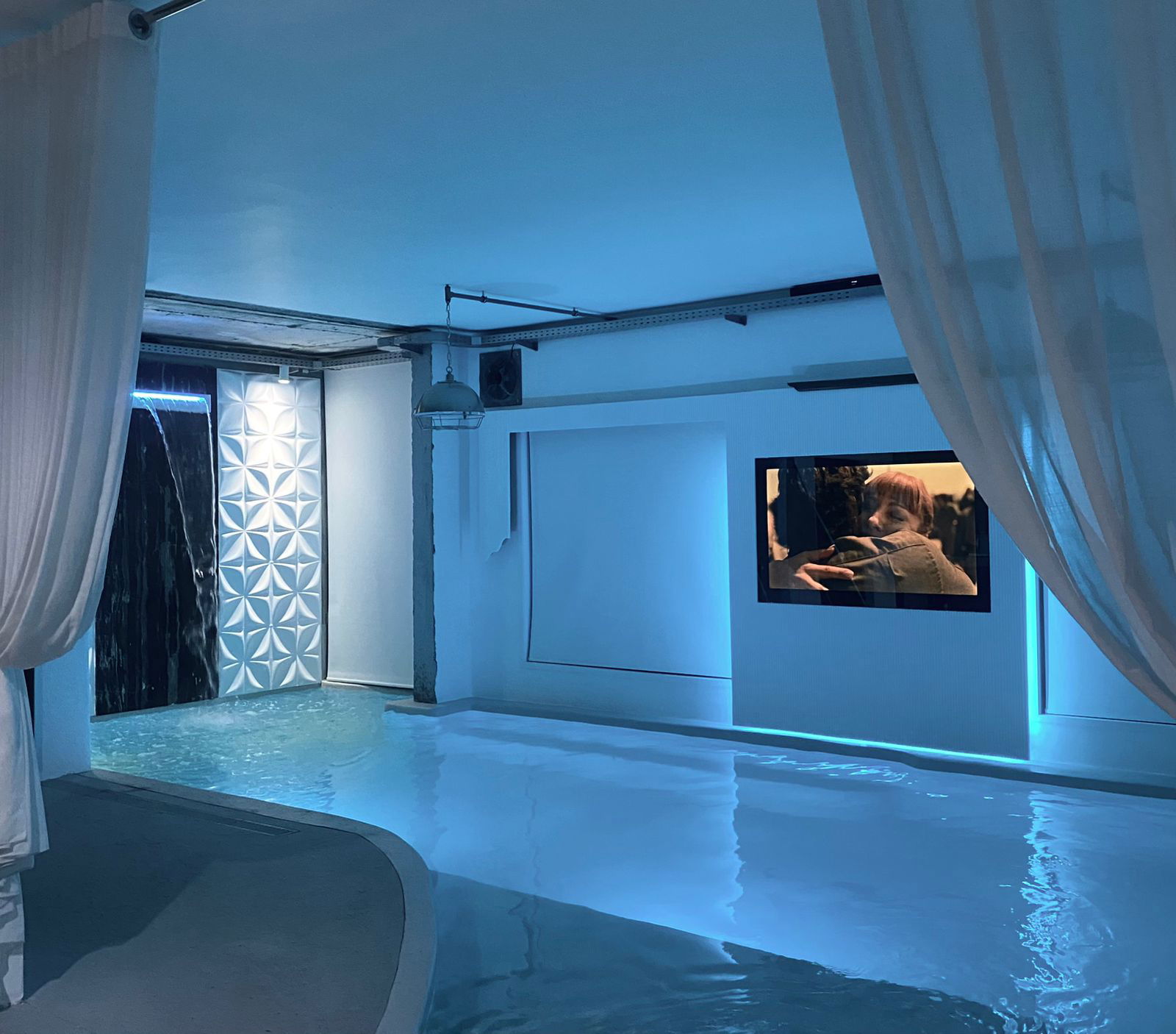 Luxurious In Bedroom Pool Suite – Baakline