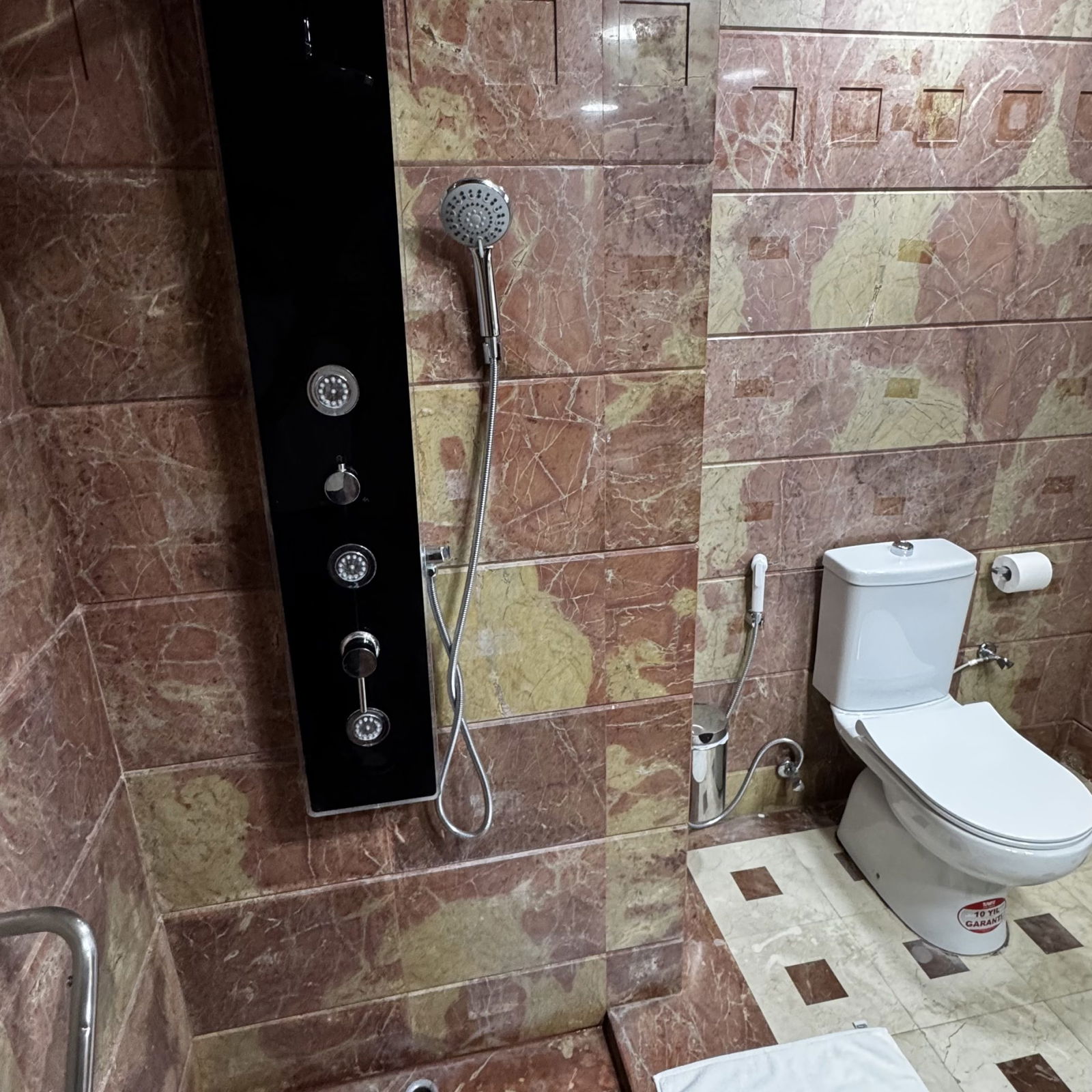 Honeymoon suite in a Hotel – Qalamoun, Tripoli
