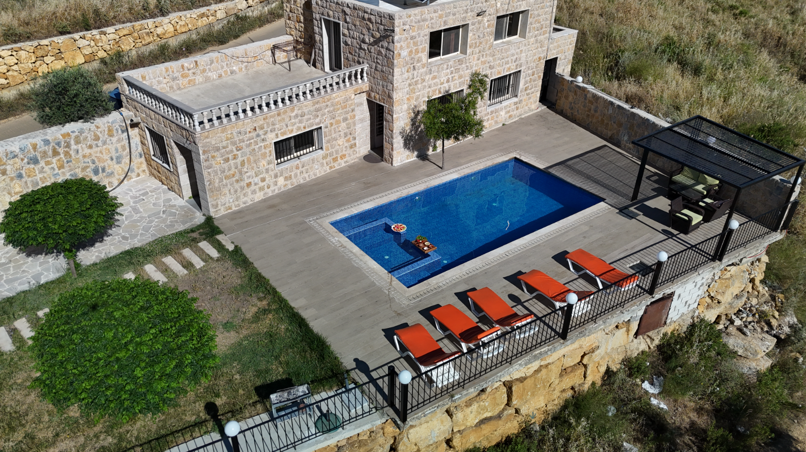 Chalet with Private Pool – Mazraat al Chouf