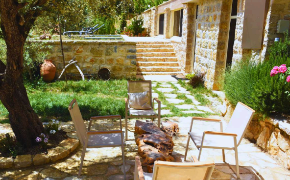 Two Guesthouses with Private Pool – Baaqline, Chouf