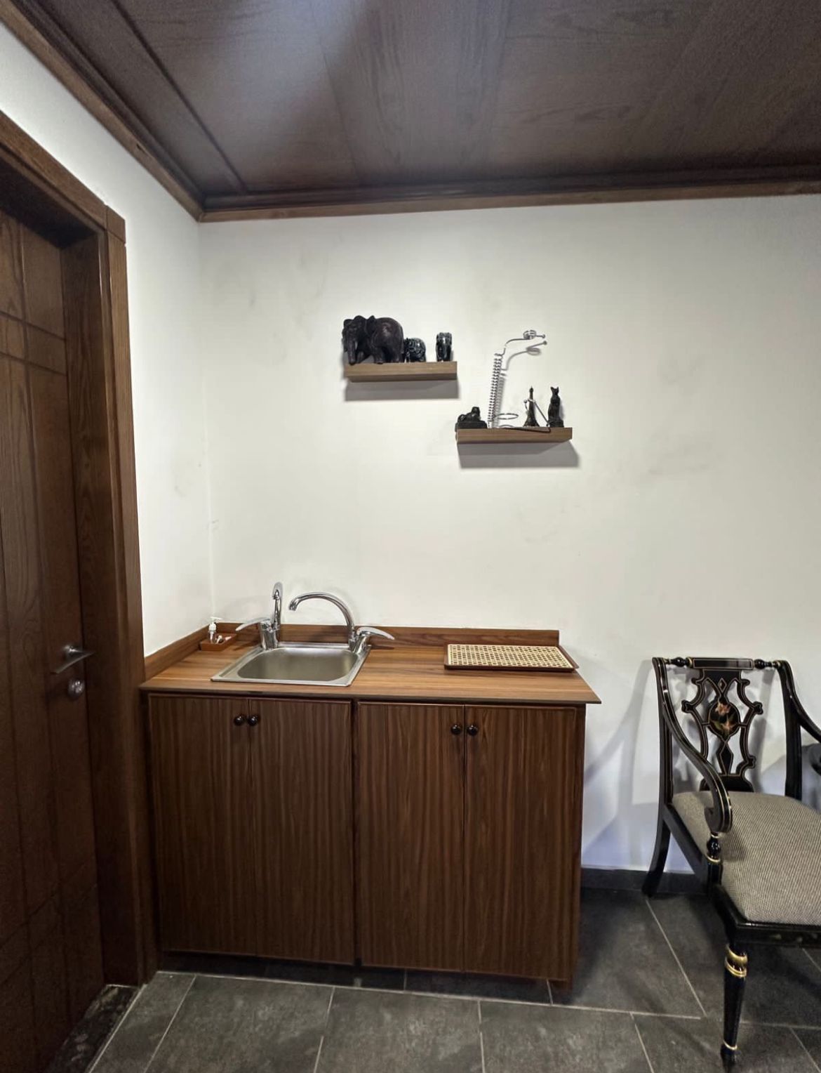 Room #10 (3 people) – Oyoun Orghosh