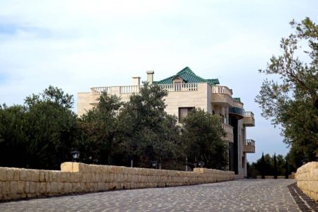 جناح مع بلكون – تحوم, بترون