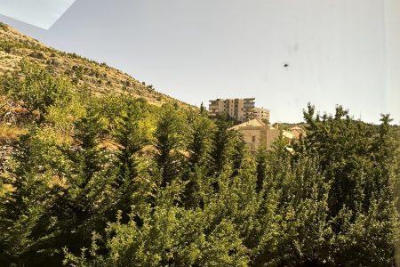 غرفة مع مطل عالجبل بأوتيل – إهدن