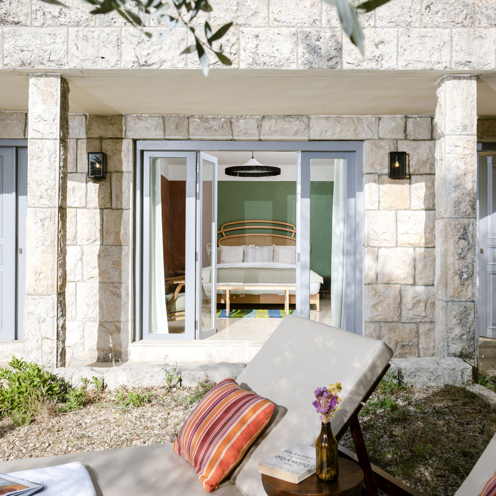 La Chambre Piaf Room in an Authentic Guesthouse – Mechmech, Jbeil