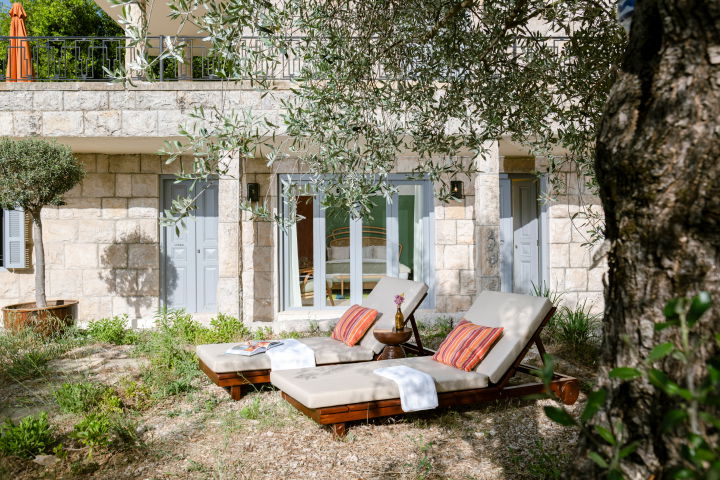 La Chambre Piaf Room in an Authentic Guesthouse – Mechmech, Jbeil