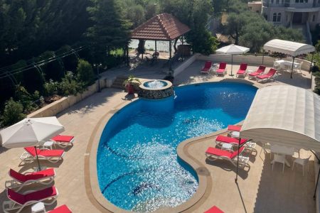 Floor One in a Guesthouse – Baakline, Chouf