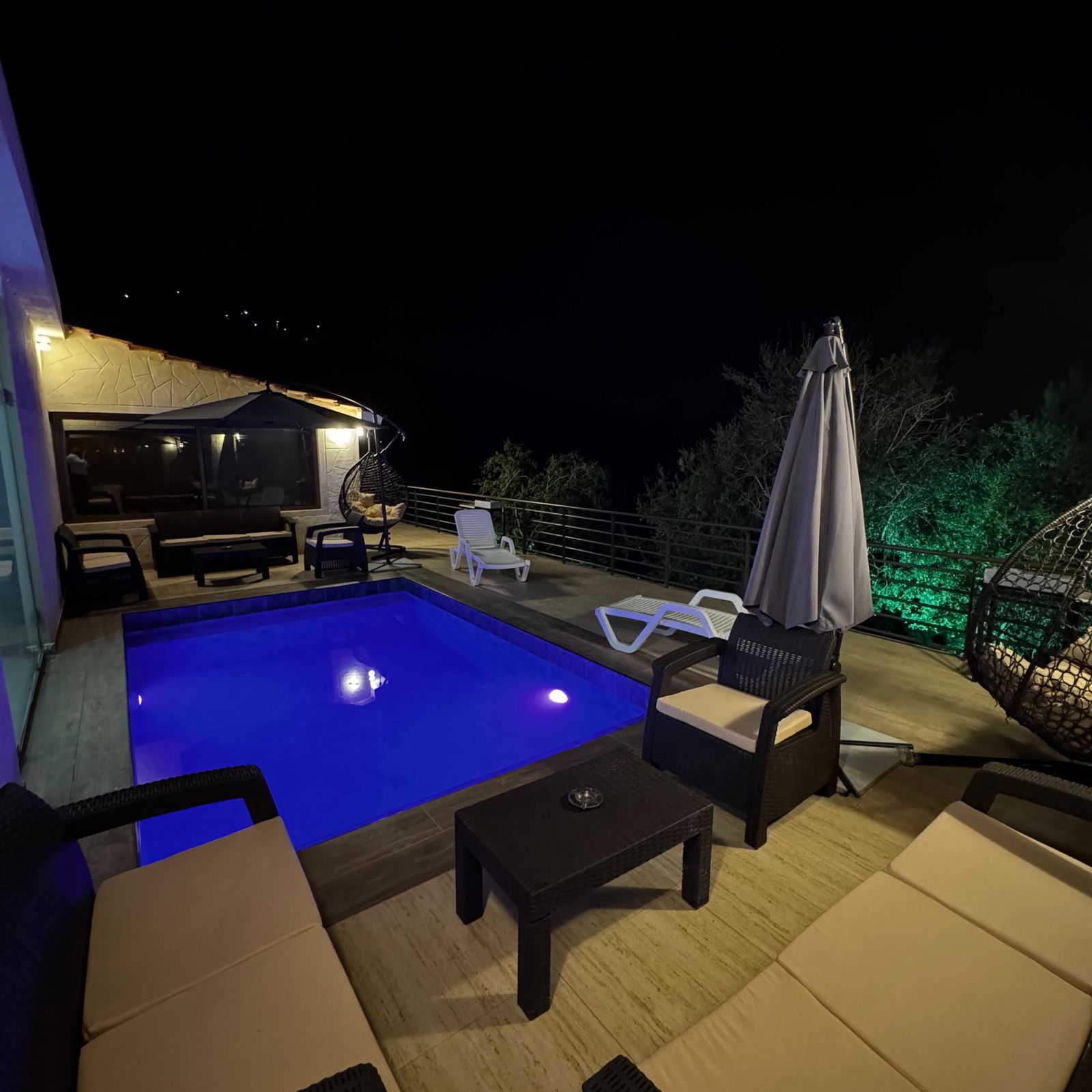 Chalets with Pools – Ghedras, Jbeil