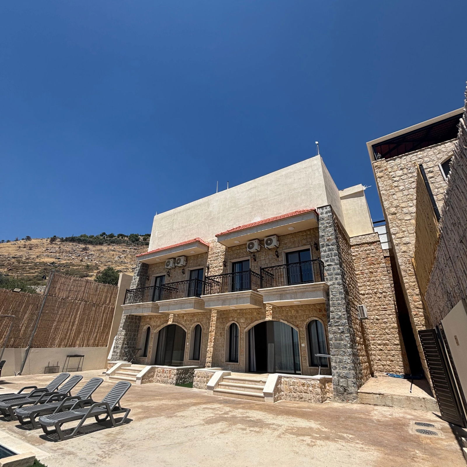 فيلا أ و ب مع مسبح – صغبين, بقاع